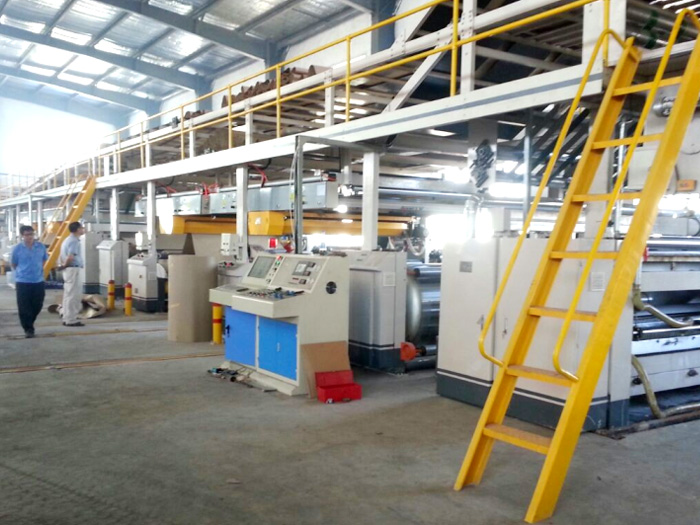 由濕部設備和干部設備兩個相對獨立的工藝段組合成。濕部設備主要包括原紙托紙架、自動接紙架、預熱預調器、單面瓦楞機、輸紙天橋、涂膠機、雙面機等，濕部設備將瓦楞原紙制成不同楞型組合的三、五、七層瓦楞紙板;干部設備主要包括輪轉切斷機、縱切壓痕機、橫切機、堆碼機等，干部設備將瓦楞紙板按照訂單要求進行縱切壓痕、橫切、堆碼。         現在瓦楞紙板生產線已是瓦楞紙箱生產廠家的關鍵生產設備，市場上紙箱用量大大提高，各種各樣的紙箱都有，面對瓦楞紙箱用戶訂單規格多，數量小，交貨快的要求必須要提高瓦楞紙板生產線的自動化程度，達到提高質量，提高效率，節約能源，節約人力，減少耗材、減少廢品的目的。干部設備是達到這一目的的關鍵。         瓦楞紙板生產線是卷筒原紙經過壓制瓦楞，上膠，粘合定，分紙壓線,橫切成規格紙板，最后經碼輸出等工序構成的流水作業線。如單面瓦楞紙生產線通常由卷筒紙支架，單面瓦楞紙板成型機，旋轉式剪紙機組組成，使用卷筒紙材料和薯類或玉米淀粉黏合劑，連續生產并剪切成所需規格的單面瓦楞紙板，生產的紙板不必再烘干或曬干，同時和膠水機或貼面機配合使用，可生產三層以上的瓦楞紙板。瓦楞紙板生產線一般很長，如五層瓦楞紙板生產線包含設備電動無軸紙架，上紙小車，面紙預熱器，芯紙預熱器，重型二次涂膠機等設備。        一個完整的瓦楞紙板生產線由以下設備組成：原紙架，預熱器，瓦楞機，輸送過橋，涂膠機，雙面機，輪轉切斷機，縱切機，橫切機，堆碼機以及蒸汽加熱系統，空氣壓縮系統，制膠循環系統，電器控制系統。還可以選配接紙機，糾偏系統以及生管系統。全自動瓦楞紙板生產線可以將原紙自動加工成瓦楞紙板，可根據客戶的需求制作三、五、七層瓦楞紙板。